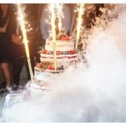 prawa autorskie Umowa z DJ-em na wesele i długopis na stole
