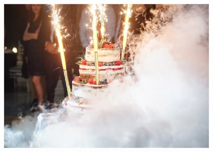 Umowa z DJ-em na wesele i długopis na stole