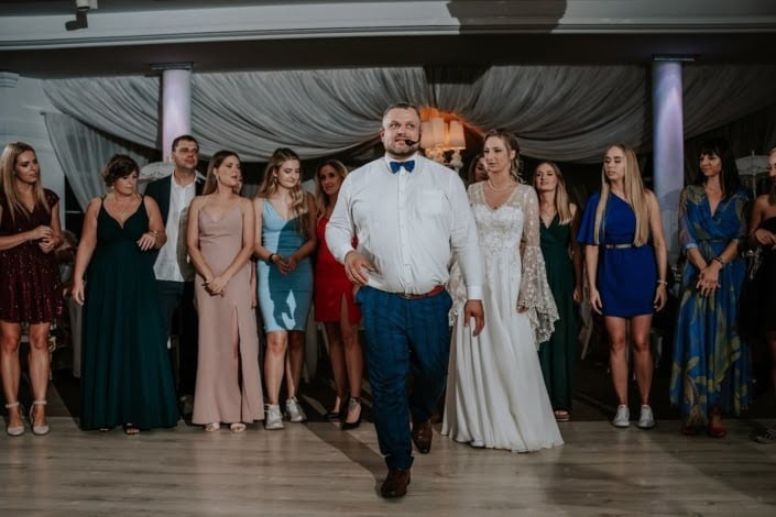 Rozmowa pary młodej z DJ-em przed podpisaniem umowy
