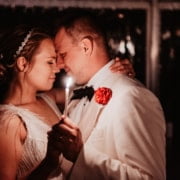 Stanowisko DJ-a i instrument muzyczny jako porównanie oprawy wesela