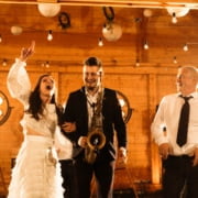 Instrumentalista Para młoda i goście podczas nowoczesnej zabawy weselnej