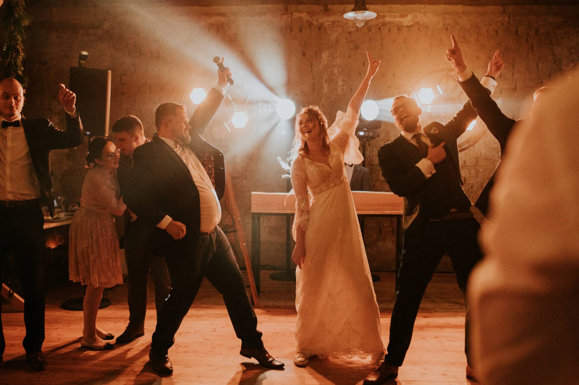 Weronika i Michal 1081 scaled Dj na wesele wodzirej na wesele. Wasze wesele elegancko z humorem i bez siary.