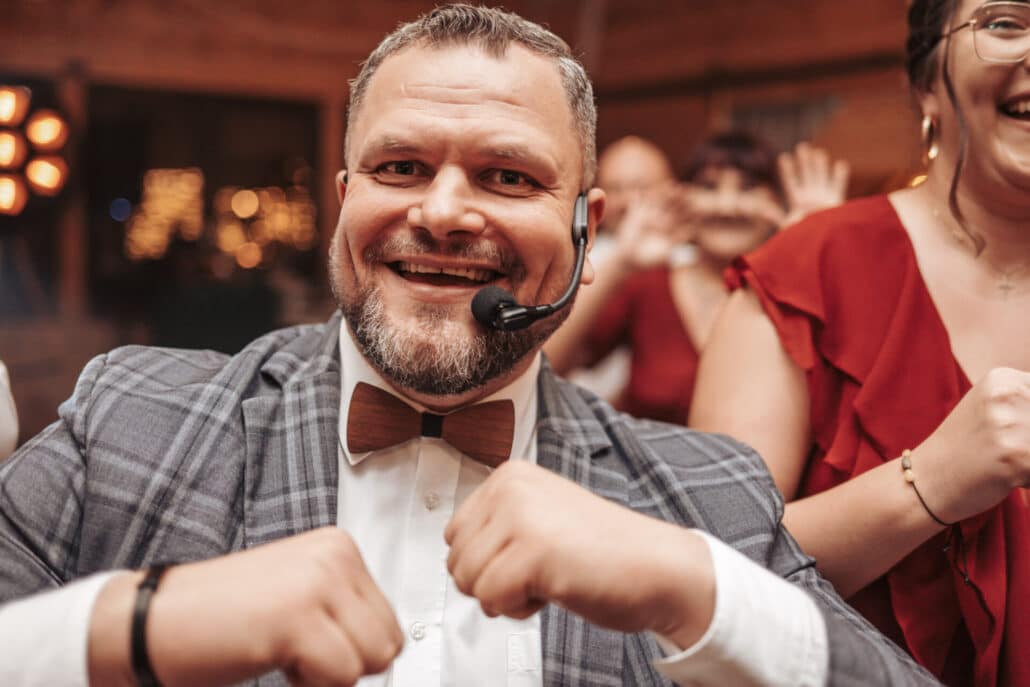 DJ na wesele Piła — elegancko, z humorem i bez siary 1 DJ Szumny prowadzi wesele przy pełnym parkiecie